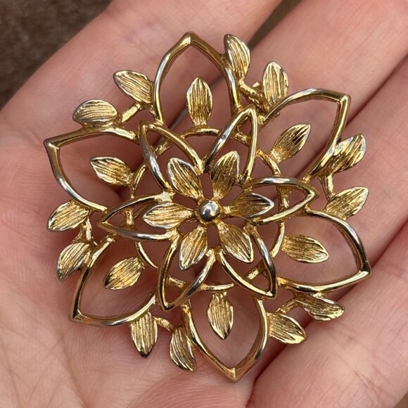 Vintage Sarah Coventry Signed Gold-Tone “Peta Lure” Floral Brooch - Picture 3 of 4